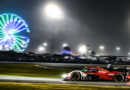 12 hrs de competencia de la 64.ª Rolex 24 Horas de Daytona :La niebla se extiende hacia la oscuridad a mitad, Nico Pino y compañía se mantiene 8°, mientras que Porsche domina.