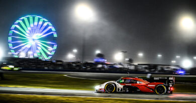 12 hrs de competencia de la 64.ª Rolex 24 Horas de Daytona :La niebla se extiende hacia la oscuridad a mitad, Nico Pino y compañía se mantiene 8°, mientras que Porsche domina.